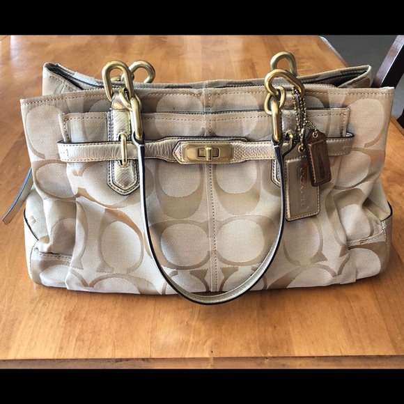 Coach Handbags - Coach Chelsea Jaden shoulder purse. Gently used.